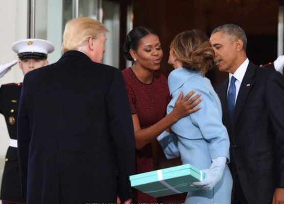 El regalo de Melania Trump que incomodó a Michelle Obama