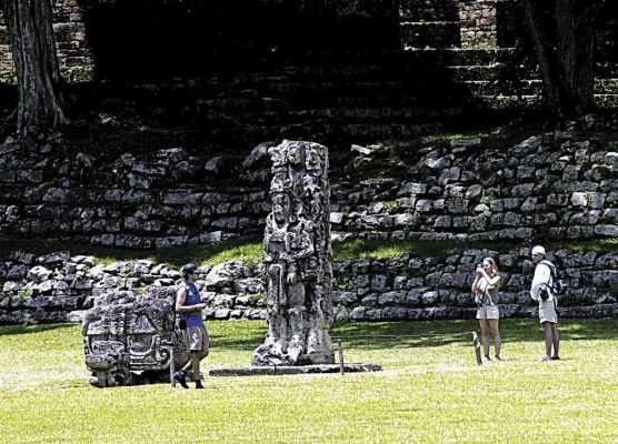 alfrente1n-2 Lia volorum simporerae. Hendam, consequi