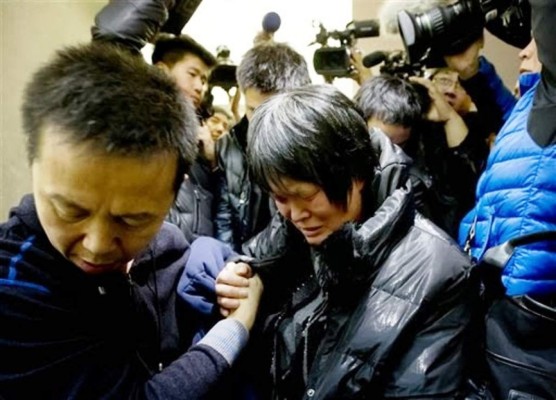 Tensión entre funcionarios y familiares de pasajeros de avión desaparecido