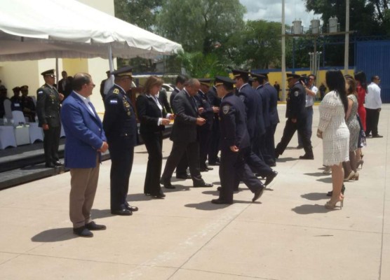 Presidente de Honduras encabeza ceremonia de ascensos policiales