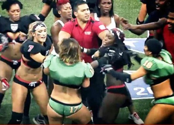 Violenta pelea entre jugadoras de fútbol americano femenino&nbsp;&nbsp;