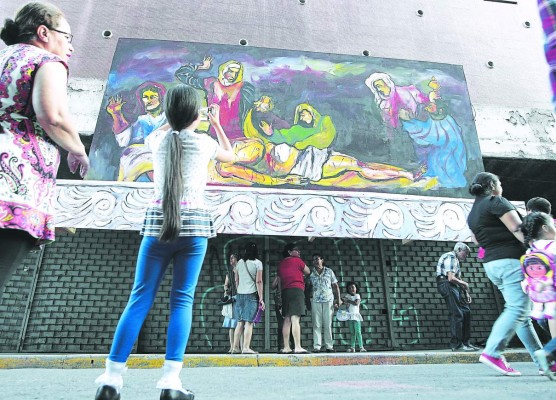 Devotos acompañan el cortejo del Cristo Yacente