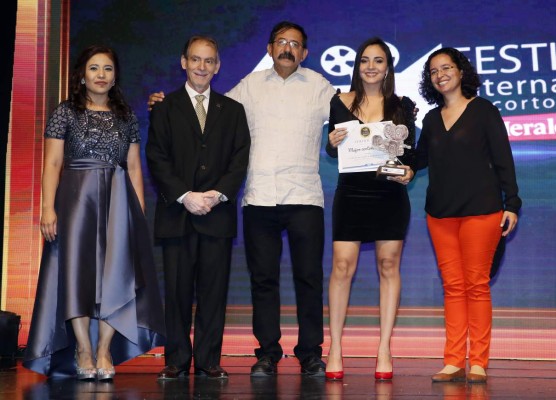 Irina Blancafort ganó a Mejor cortometraje por “Directoras”, recibió el premio de manos de Glenda Estrada, Francisco Emilio Delgado, Gerardo Salcedo y Ana Martins.