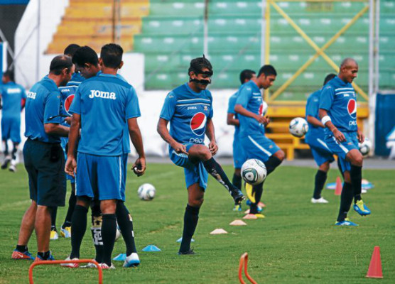 Amado ya hizo fútbol; jugaría el sábado con su máscara negra