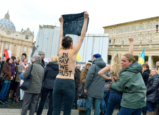 Cuatro mujeres se desnudan frente al Papa