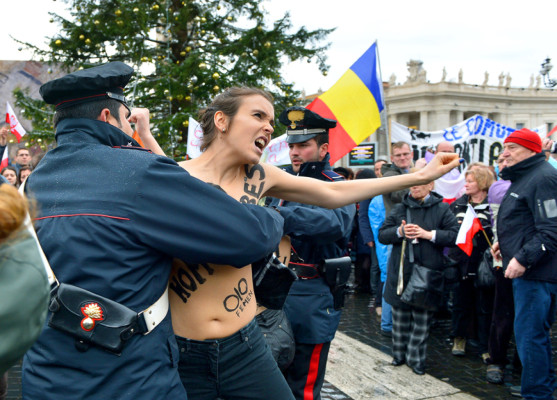 Cuatro mujeres se desnudan frente al Papa