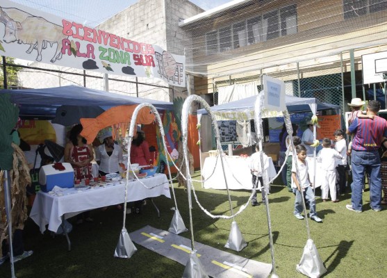 Alumnos exhiben en una feria la riqueza catracha