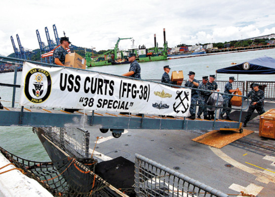USS CURTS, un barco lleno de gloria dice adiós