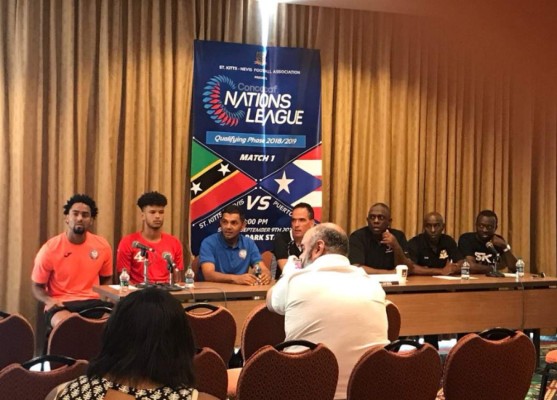 Entrenador hondureño Amado Guevara se roza con Löw, Deschamps y otros grandes técnicos