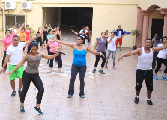 Empleados del Congreso Nacional bailan zumba