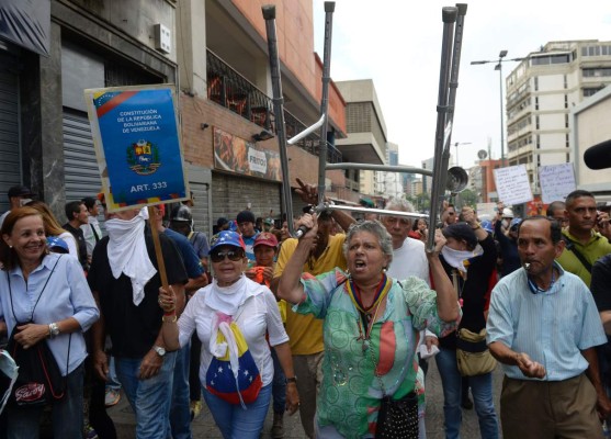 Policías dispersan gas pimienta en marcha de ancianos en Venezuela&nbsp;&nbsp;