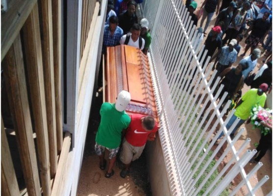 Sepultan restos de comunicador social y a su esposa asesinados en Puerto Lempira (FOTOS)