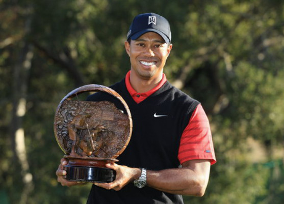 Tiger Woods da fin a dos años de sequía de títulos