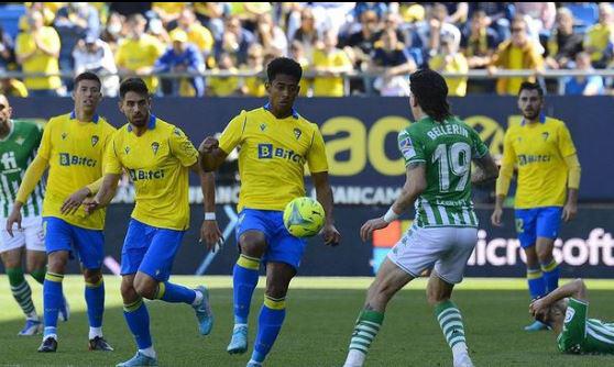 Jugó en el Barcelona, goleó al Real Madrid y ahora es héroe del Cádiz, las hazañas de “Choco” Lozano en España