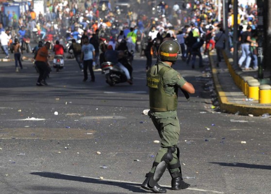 Dos muertos y 23 heridos en protestas contra Maduro