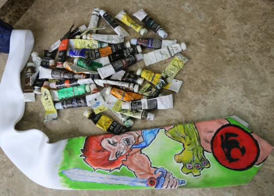 Elder Mejía, el artista gráfico que plasma su creatividad sobre corbatas y camisetas