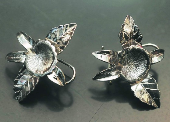 Don Óscar, el artista que hace joyas con radiografías