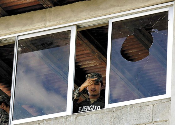 Mara 18 lanza explosivos y dispara a sus rivales en la PN