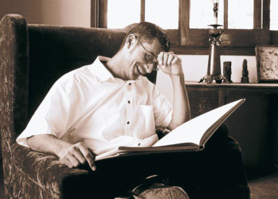 Néstor Ulloa, poeta de los espejos