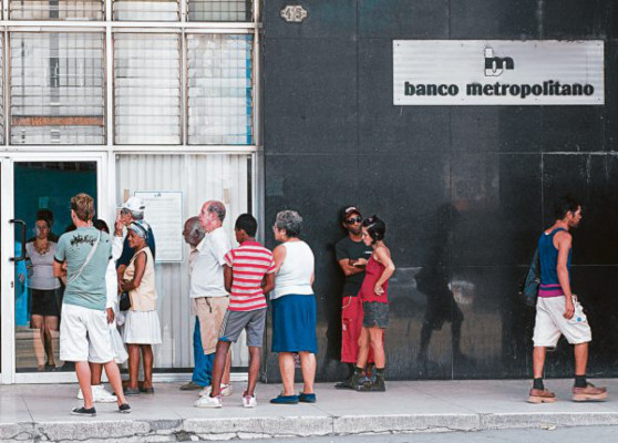 Gobierno autoriza uso de tarjetas de crédito, cheques y pagarés a partir de diciembre