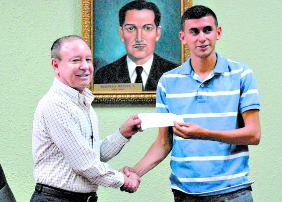 Alcaldía beca a universitarios