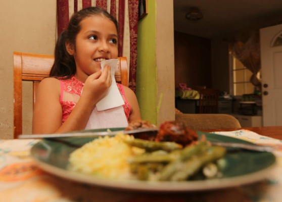 Técnicas prácticas para enseñarle a su hijo buenos modales sobre la mesa
