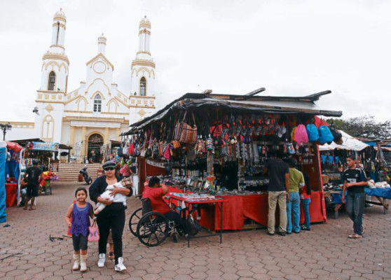 Fieles de San Antonio visitan a su Patrona