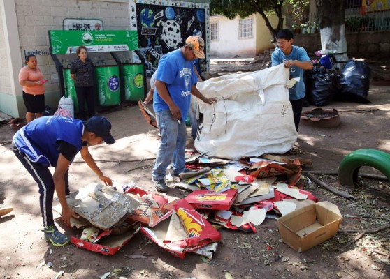 Ingresos por venta de material reciclado son invertidos en pinturas y maceteras