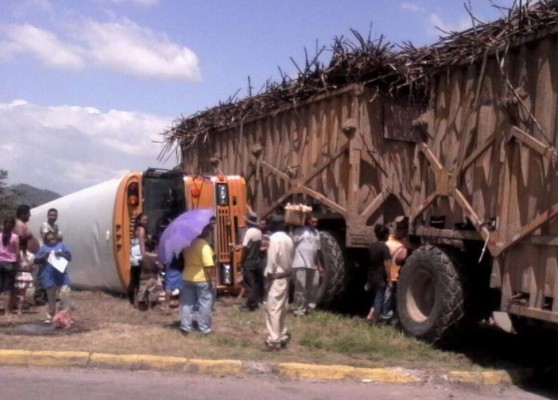 Accidente de bus y rastra en norte de Honduras