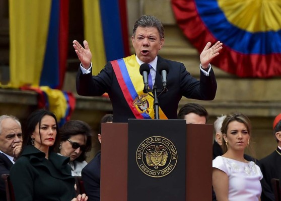 Santos asume segundo mandato con promesa de paz y equidad