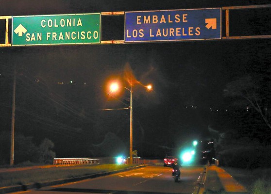 Bajo un manto de penumbras conducen 100 mil capitalinos