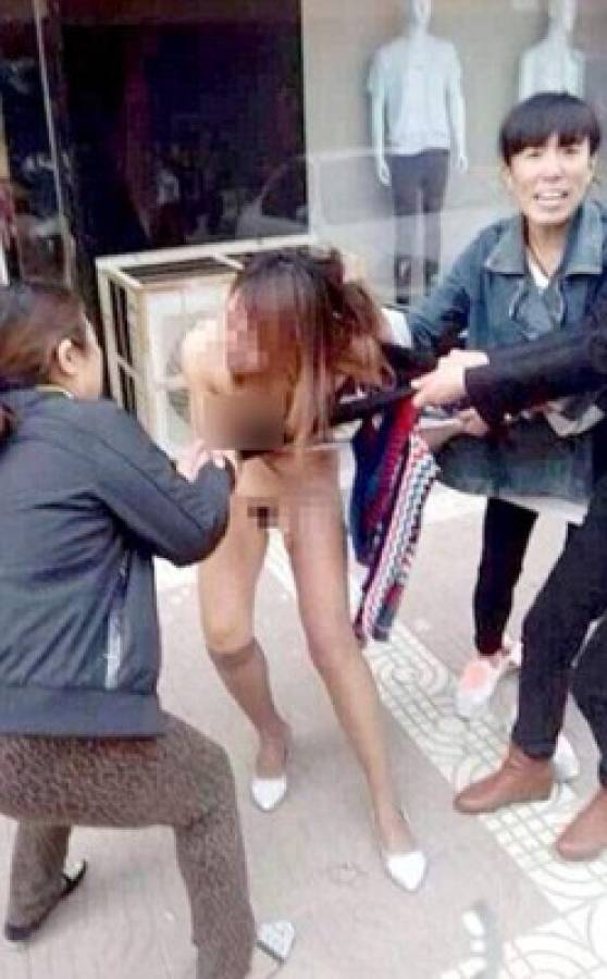 Golpean y desnudan a mujer en plena calle