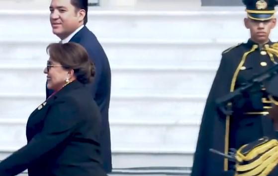 El look que lució la presidenta Xiomara Castro en la investidura de Bukele
