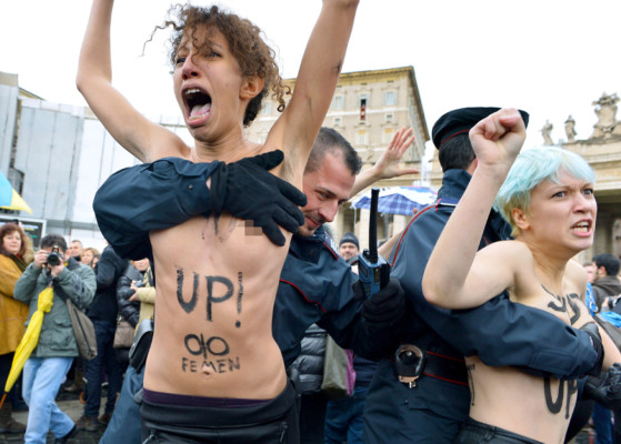 Cuatro mujeres se desnudan frente al Papa