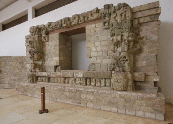 Un recorrido por las piezas originales en el museo de la escultura.