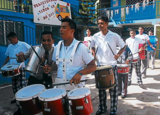 Bandas de guerra afinan sus ritmos para desfiles patrios