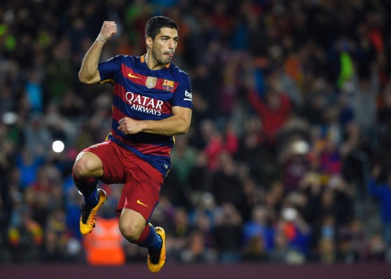 El uruguayo Luis Suárez celebra uno de los cuatro goles anotados este sábado con el Barcelona, foto: Agencia AFP.