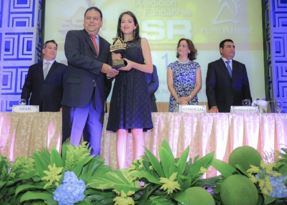 Lacthosa recibe premio por responsabilidad social