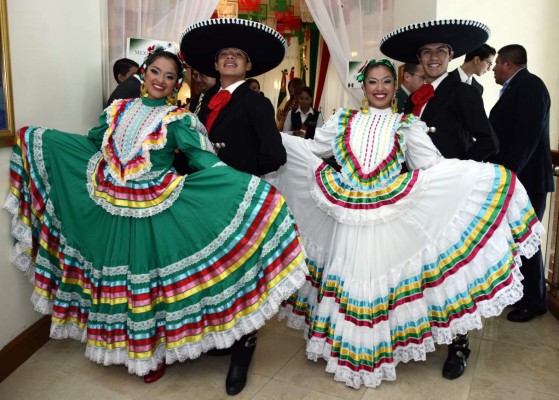 Brindan por aniversario patriótico de México