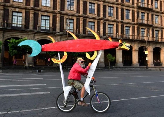 Miles de ciclistas forman 'monumental bici humana' en la contaminada Ciudad de México