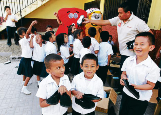 La caravana de zapatos llegó a la colonia Soto
