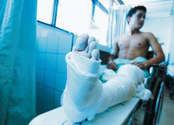 Pacientes deben comprar hasta el yeso