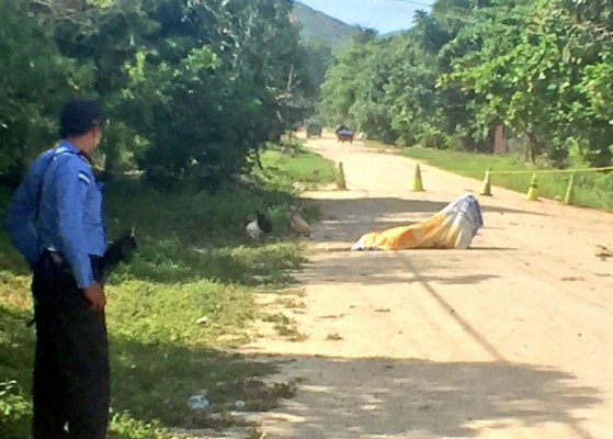 Desconocidos arrojan persona 'ensabanada' desde vehículo en SPS