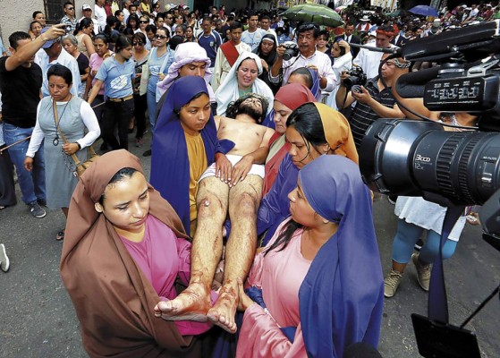 Fe y devoción de hondureños en solemne procesión del Vía Crucis