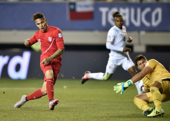 Perú estrena su tridente ante Bolivia y gana 3-1