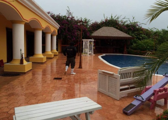 Encuentran autos clásicos y de lujo a narco hondureño preso en Estados Unidos