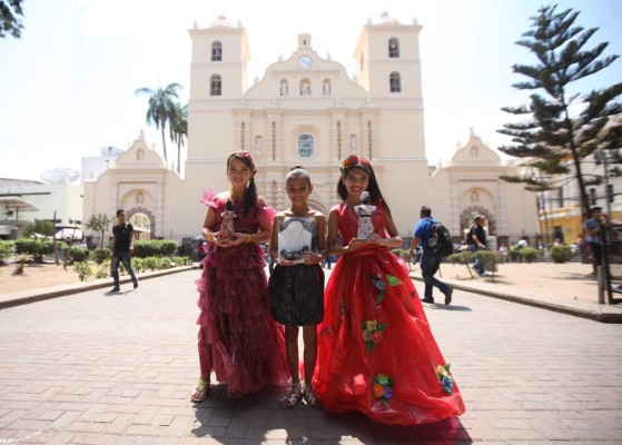 Escolares imponen moda responsable con el ambiente en feria del reciclaje