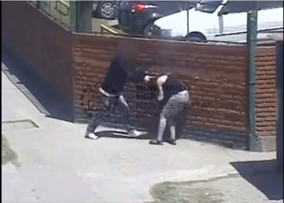 Argentina: Hombre propina una brutal golpiza a su novia en plena vía publica