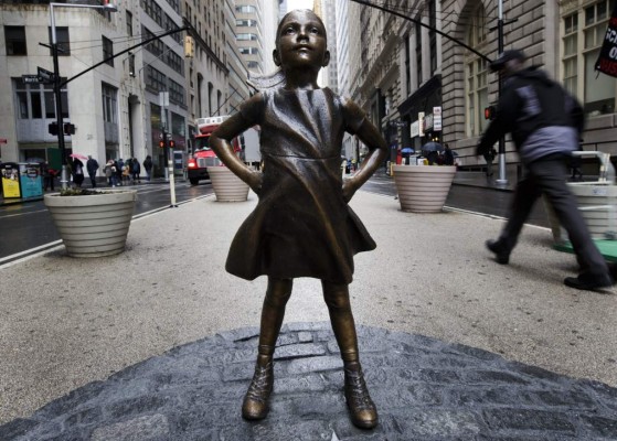 Petición para mantener estatua de una niña frente al toro de Wall Street