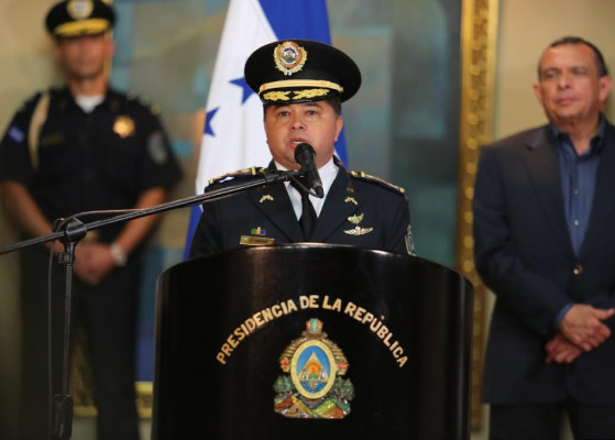 Presidente de Honduras juramenta a la nueva cúpula policial y militar